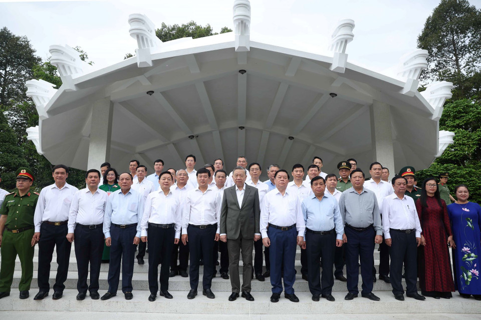 Tổng Bí thư Tô Lâm vàd các đại biểu tại Khu di tích cụ Phó bảng Nguyễn Sinh Sắc. (Ảnh: Thống Nhất/TTXVN)