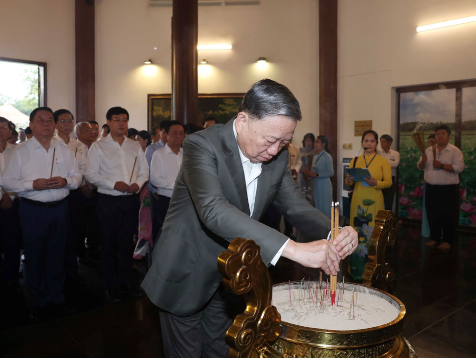 Tổng Bí thư Tô Lâm dâng hương tưởng niệm Cụ Phó bảng Nguyễn Sinh Sắc. (Ảnh: Thống Nhất/TTXVN)