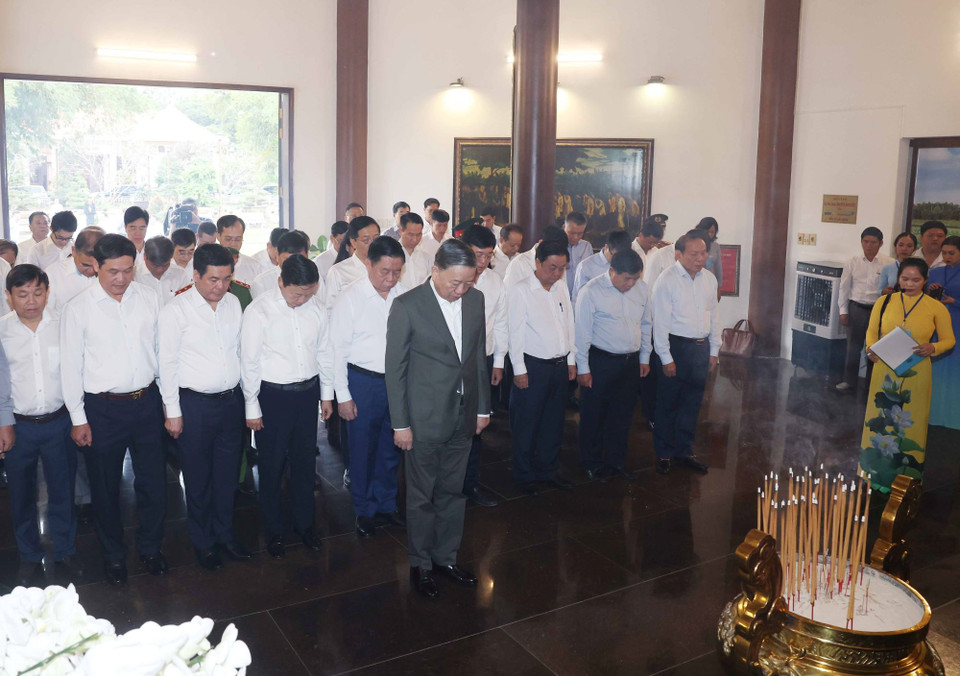 Tổng Bí thư Tô Lâm và các đại biểu thành kính tưởng niệm Cụ Phó bảng Nguyễn Sinh Sắc. (Ảnh: Thống Nhất/TTXVN)