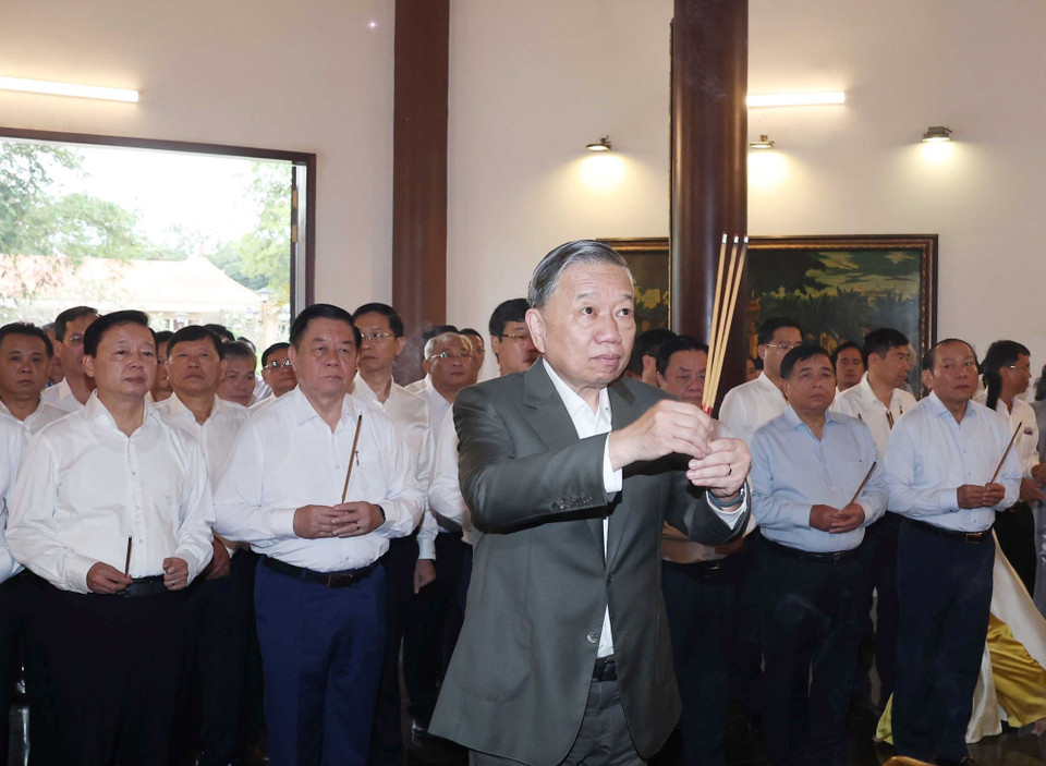 Trước đó, Tổng Bí thư Tô Lâm dâng hương tưởng niệm Cụ Phó bảng Nguyễn Sinh Sắc. (Ảnh: Thống Nhất/TTXVN)