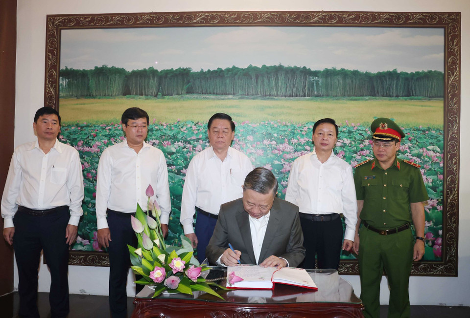 Tổng Bí thư Tô Lâm ghi cảm tưởng tại Khu di tích Cụ Phó bảng Nguyễn Sinh Sắc. (Ảnh: Thống Nhất/TTXVN)