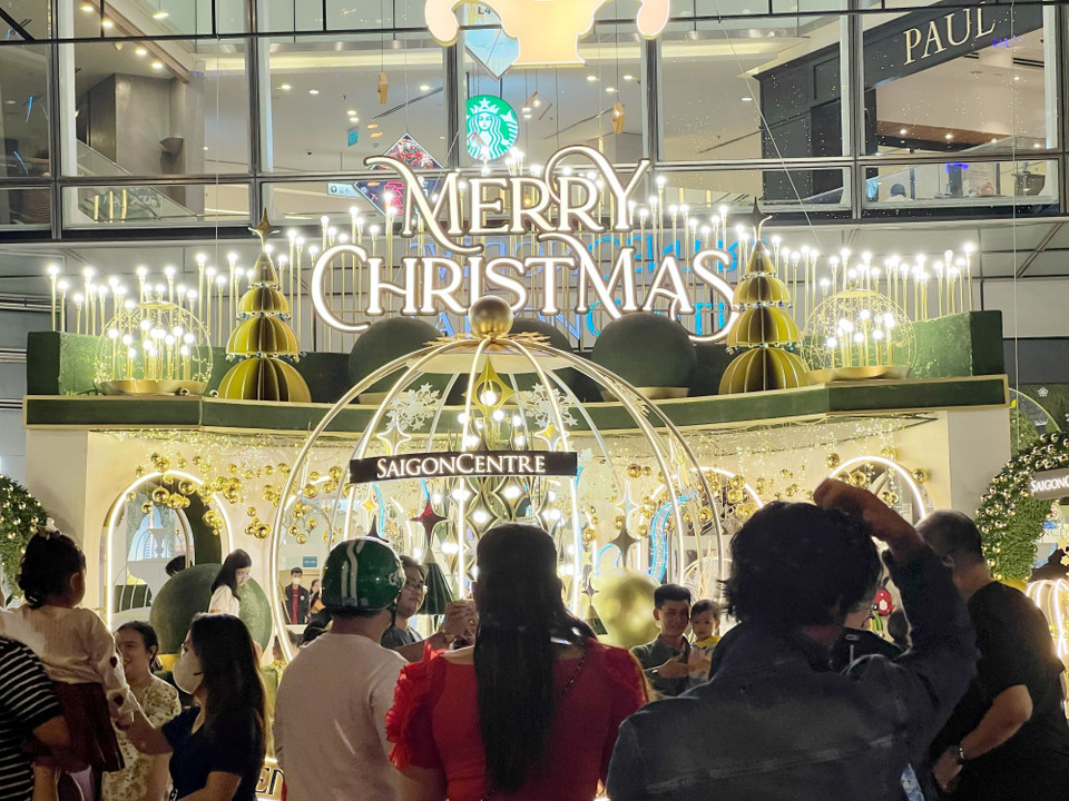 Đông đảo người dân tới các trung tâm thương mại để chụp hình, mua sắm nhân dịp lễ Giáng sinh. (Ảnh: Thu Hương/TTXVN)