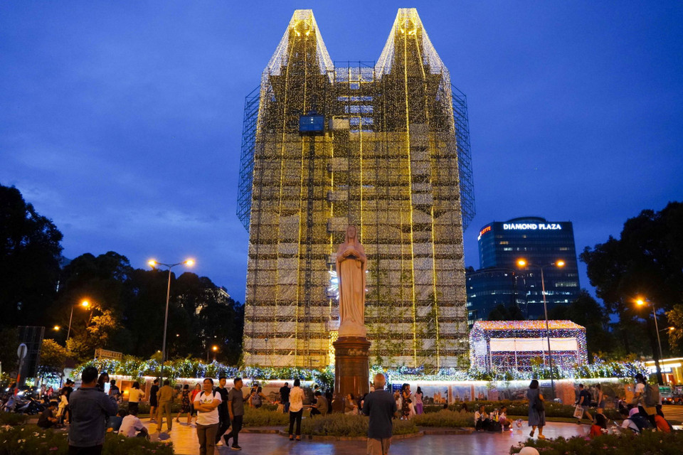 Hai tháp chuông của Nhà thờ Đức Bà rực rỡ ánh đèn trong dịp Giáng sinh. (Ảnh: Thu Hương/TTXVN)