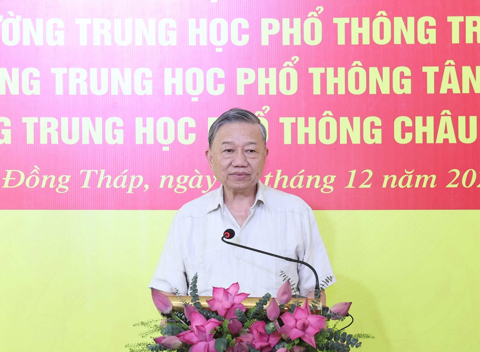 Tổng Bí thư Tô Lâm nói chuyện với các thầy cô giáo và học sinh. (Ảnh: Thống Nhất/TTXVN)