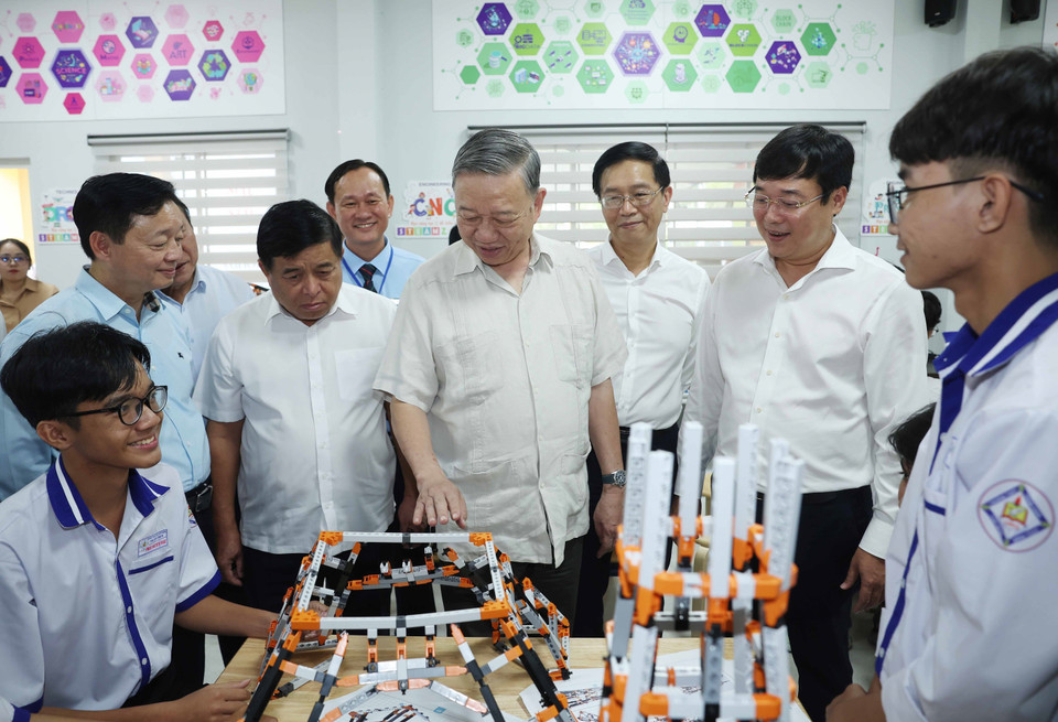 Tổng Bí thư Tô Lâm thăm phòng thực hành giáo dục STEM tại Trường THPT Tràm Chim. (Ảnh: Thống Nhất/TTXVN)