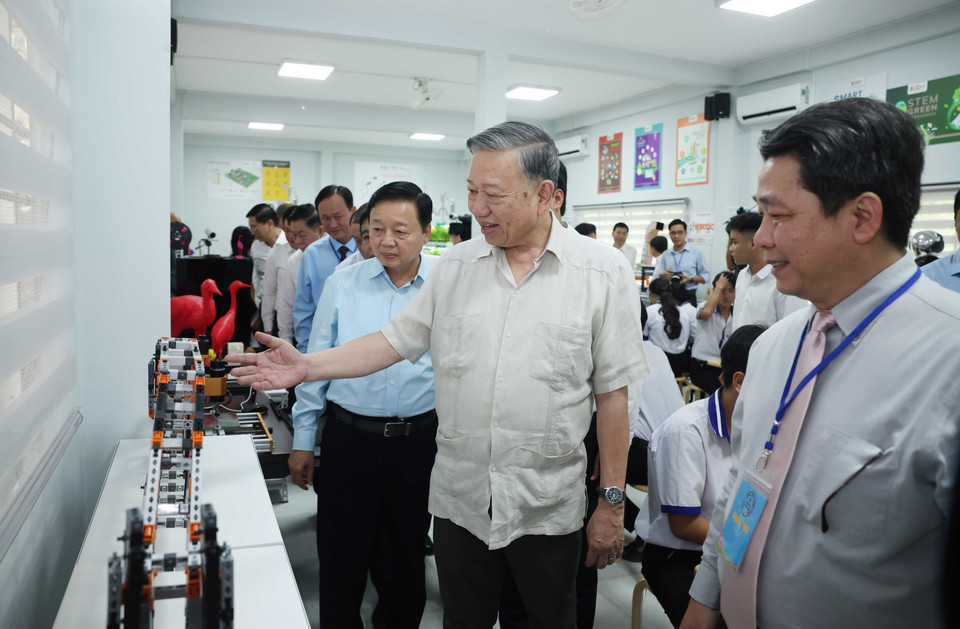 Tổng Bí thư Tô Lâm thăm phòng thực hành giáo dục STEM tại Trường THPT Tràm Chim. (Ảnh: Thống Nhất/TTXVN)
