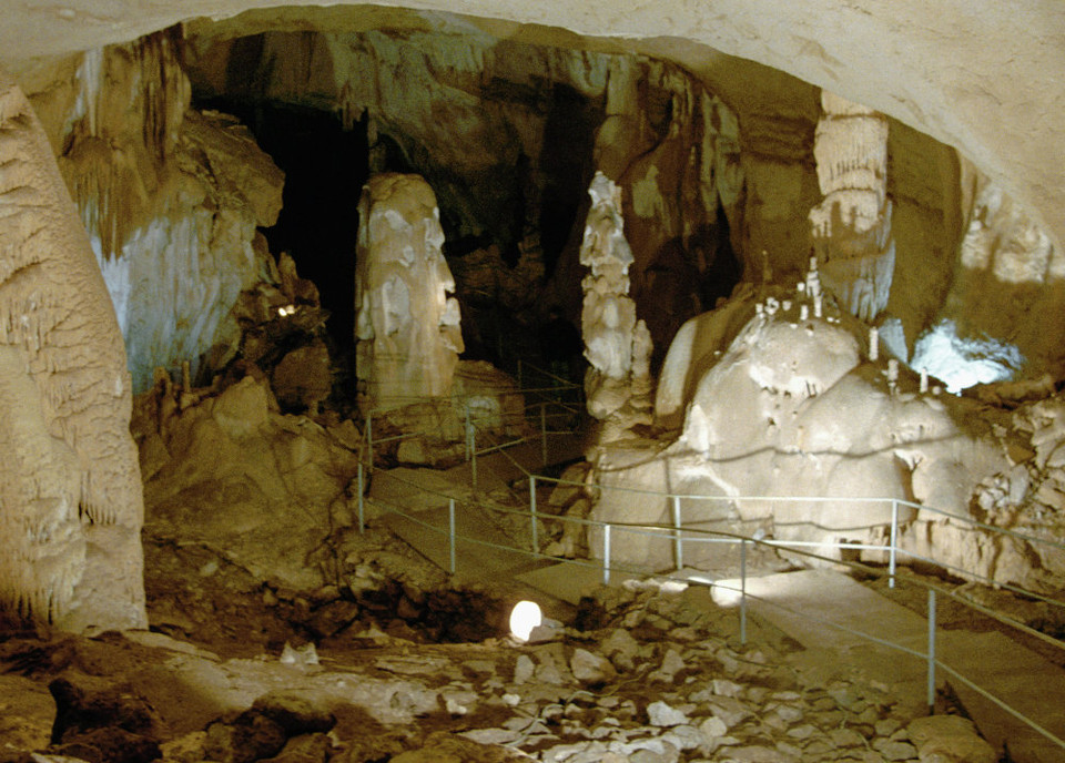 Hang động cẩm thạch tại vùng cao nguyên Chatyr-Dag. (Nguồn: Sputnik)