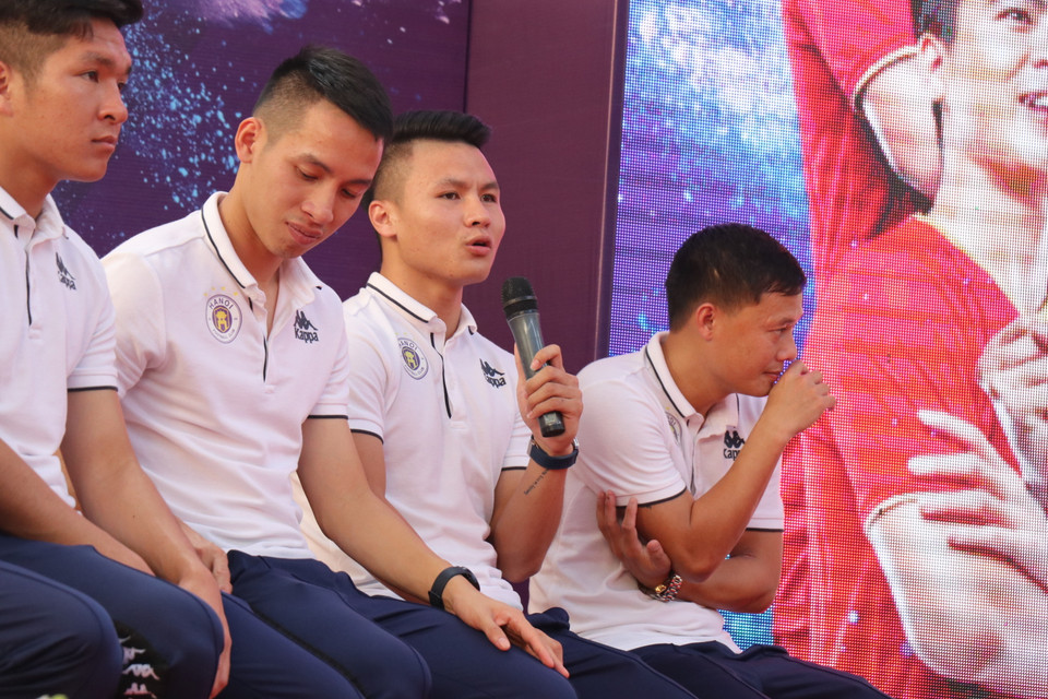 Quang Hải tiếp tục là cầu thủ nhận được nhiều câu hỏi nhất trong các buổi giao lưu với các em học sinh.