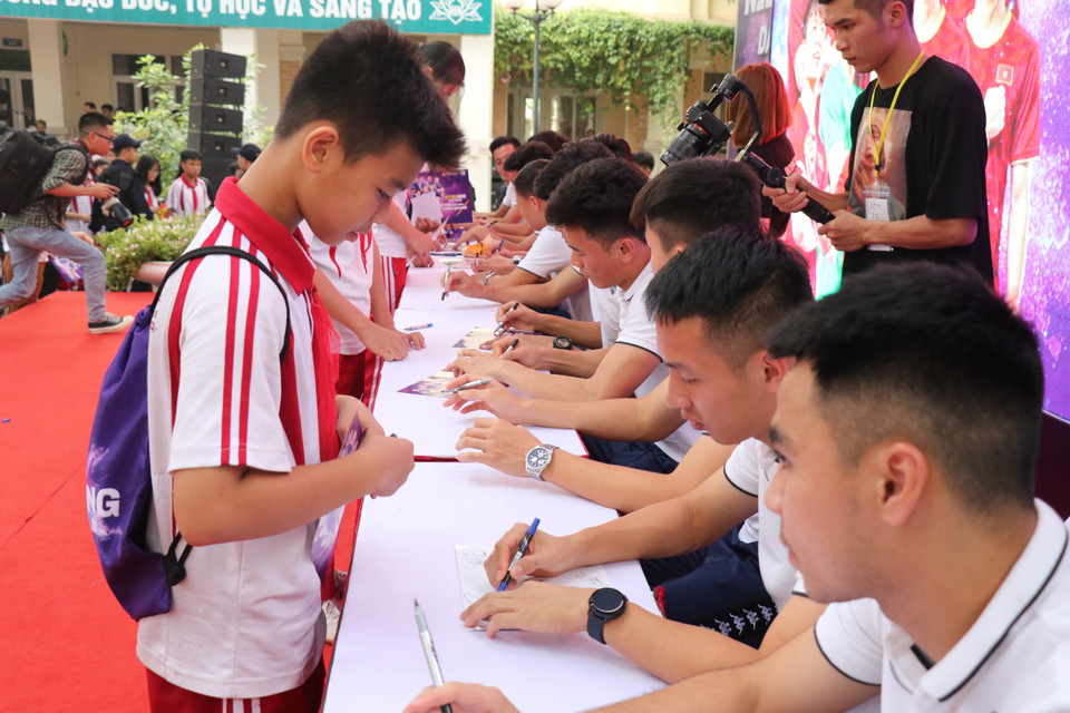 Cuối chương trình, các thành viên của câu lạc bộ Hà Nội đã ký tặng poster, bóng và áo cho những cổ động viên có mặt tại trường.