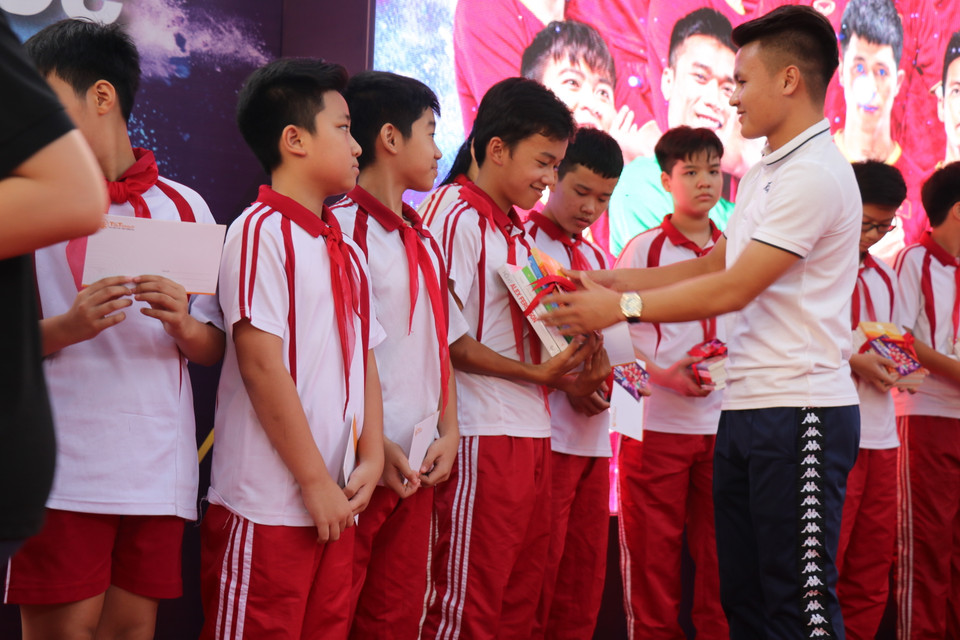 Quảng Hải và đồng đội trao tặng cho các học sinh trường Nam Trung Yên những cuốn sách.