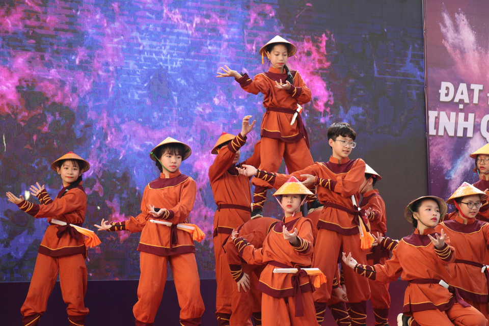 Các học sinh trường Trung học cơ sở Nam Trung Yên rất háo hức khi được gặp gỡ các cầu thủ Hà Nội FC và chào đón thần tượng bằng tiết mục đặc sắc.