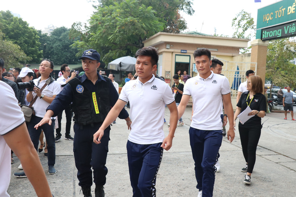 Sáng 21/10, các cầu thủ Hà Nội FC đã có mặt tại trường Trung học cơ sở Nam Trung Yên - điểm dừng chân cuối cùng trong chương trình Strong Vietnam do T&amp;T Group và Hà Nội FC phối hợp tổ chức.