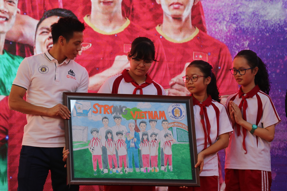 Tập thể trường Trung học cơ sở Nam Trung Yên cũng dành tặng Hà Nội FC bức tranh vẽ cầu thủ đứng cùng những học sinh.