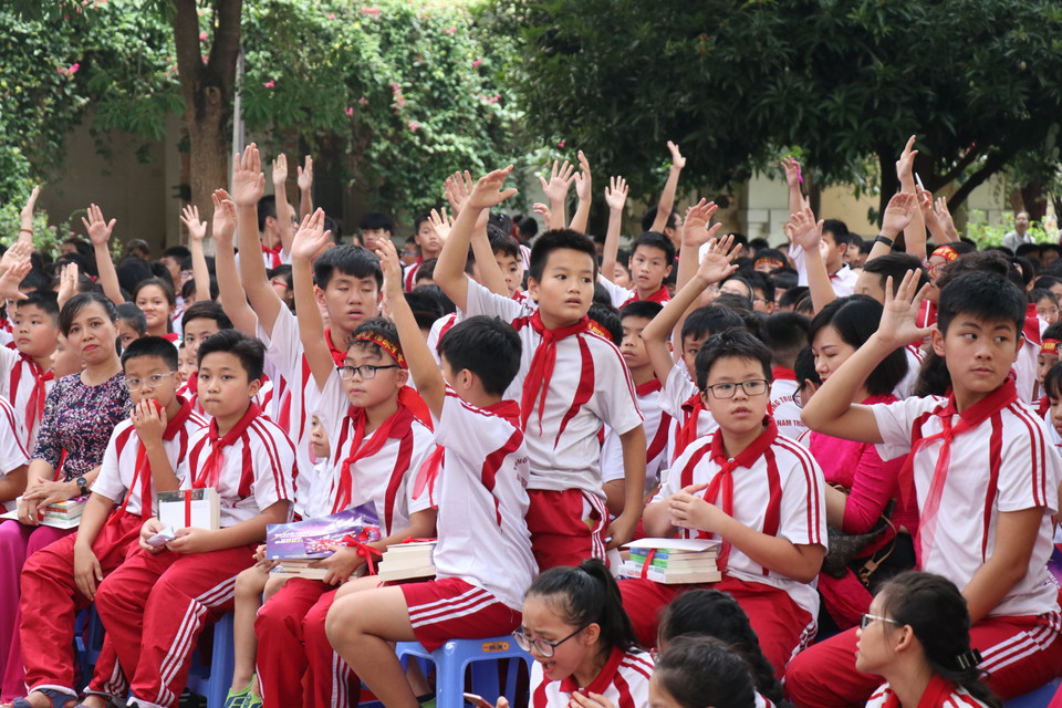 Các bạn học sinh tỏ ra phấn khích khi được giao lưu với những thành viên của Hà Nội FC. 