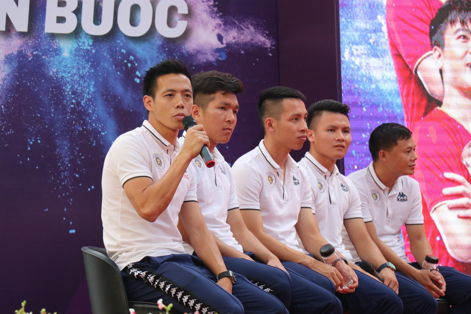 Các cầu thủ đội bóng Thủ đô giao lưu cùng các học sinh của trường Trung học cơ sở Nam Trung Yên.