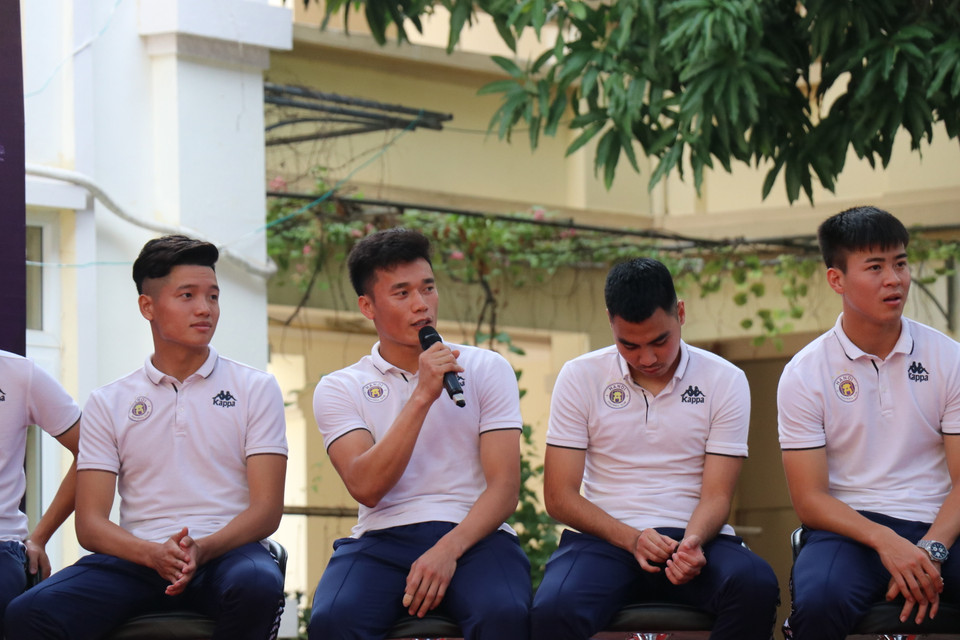 ...chia sẻ về hành trình đến với bóng đá, những khó khăn, trở ngại phải vượt qua và nhiều khoảnh khắc đáng nhớ trong màu áo câu lạc bộ cũng như tuyển quốc gia.