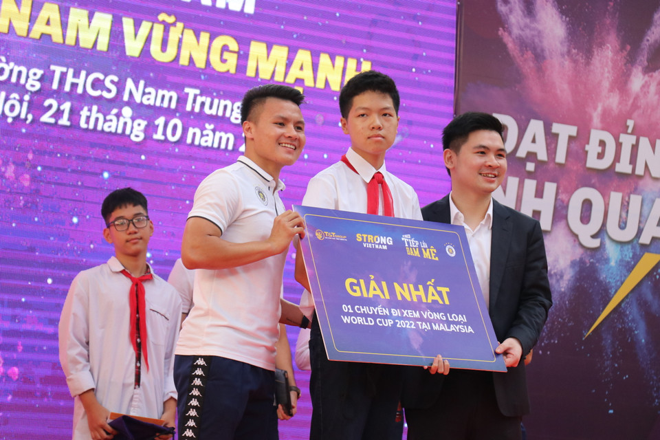 ...và, đội của Quang Hải giành chiến thắng, qua đó giúp Gia Linh giành chuyến đi xem trận đấu của tuyển Việt Nam với Malaysia trên sân Bukit Jalil cùng gia đình vào tháng 3/2020.