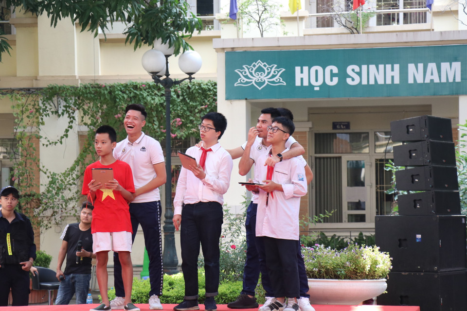 Trong chương trình giao lưu, ban tổ chức đã tổ chức vòng chung kết cuộc thi 'Tiếp lửa đam mê.'