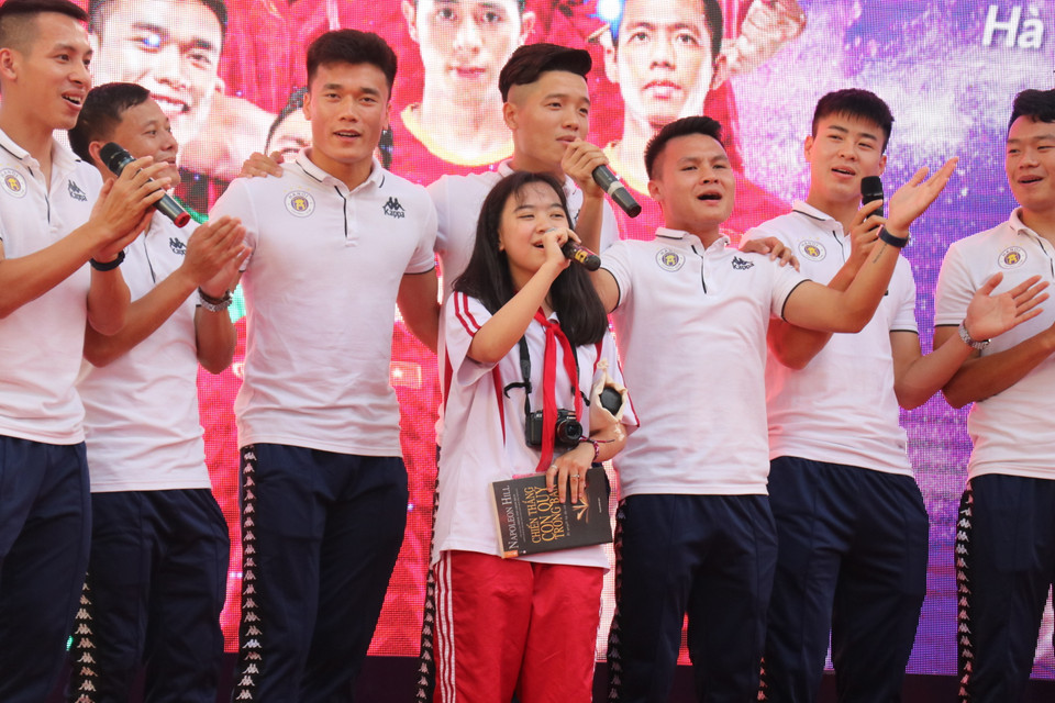 Một nữ sinh may mắn khi được gặp trực tiếp và hát cùng các thần tượng của mình.