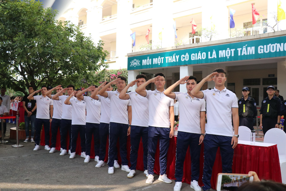 Các thành viên đội bóng Thủ đô tham dự nghi lễ chào cờ đầu tuần cùng thầy cô và học sinh của trường Trung học cơ sở Nam Trung Yên.