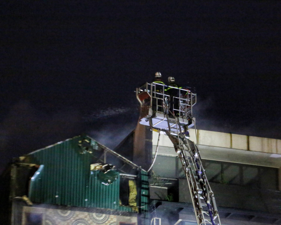 Cảnh sát Phòng cháy chữa cháy và Cứu nạn cứu hộ tiếp tục khống chế vụ cháy (ảnh chụp lúc 19h24). (Ảnh: Tuấn Đức/TTXVN)