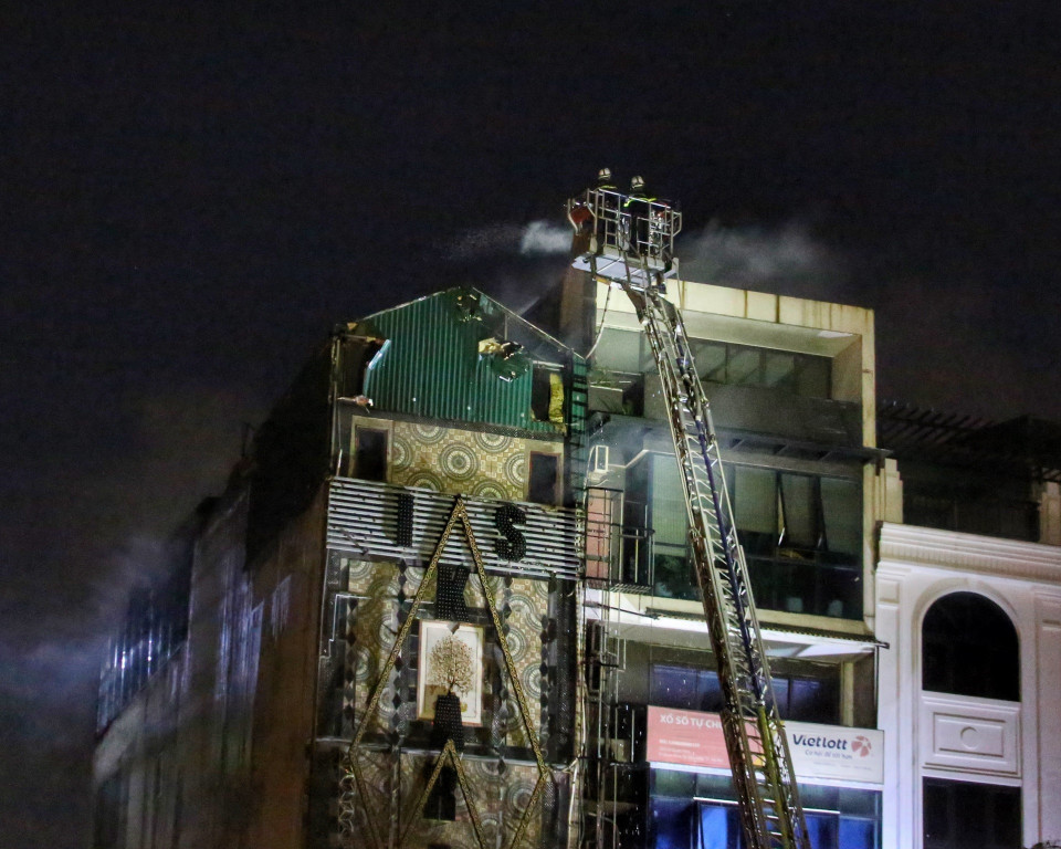 Cảnh sát Phòng cháy chữa cháy và Cứu nạn cứu hộ tiếp tục khống chế vụ cháy (ảnh chụp lúc 19h30). (Ảnh: Tuấn Đức/TTXVN)