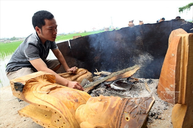Công đoạn đốt lửa làm khô gỗ