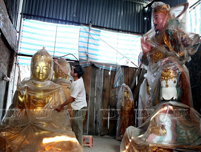 Sản phẩm tượng làng Vũ Lăng khá đa dạng như tượng Phật Di Lặc, Phật Thích Ca Mâu Ni, tượng Cô, tượng Cậu, tượng La Hán…