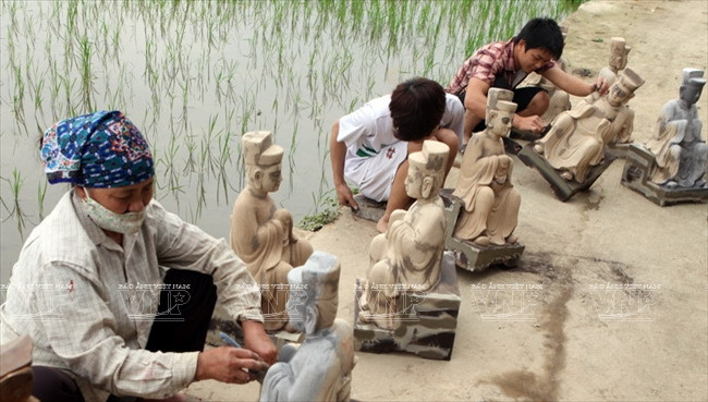 Làng Vũ Lăng có truyền thống làm tượng gỗ từ lâu đời, có thời gian đã tưởng chừng bị mai một nhưng khoảng từ năm 1985-1987, nghề tạc tượng đã được khôi phục