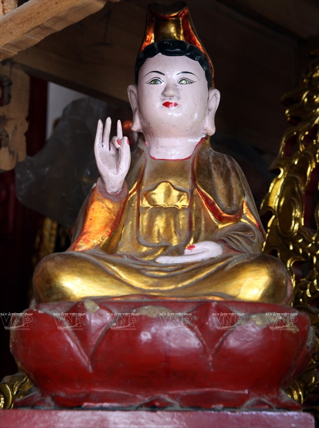 Công đoạn sơn tượng đòi hỏi kỹ thuật cao và mất khá nhiều thời gian vì phải sơn đi sơn lại, mài đi mài lại cho đến khi nào bề mặt tượng phẳng nhẵn mới xong