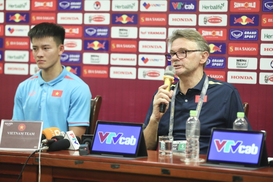 HLV trưởng U23 Việt Nam Trousier trả lời phỏng vấn tại Họp báo sau trận đấu. (Ảnh: Minh Quyết/TTXVN)