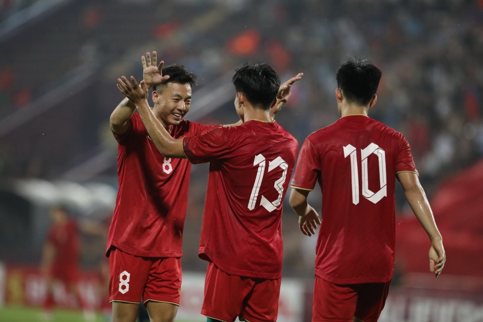 Cầu thủ Hồ Văn Cường (số 13) ghi bàn nâng tỷ số lên 3-0. (Ảnh: Minh Quyết/TTXVN)