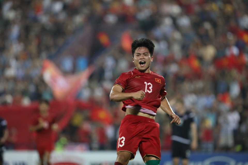 Cầu thủ Hồ Văn Cường (số 13) ăn mừng sau khi nâng tỷ số lên 3-0. (Ảnh: Minh Quyết/TTXVN)