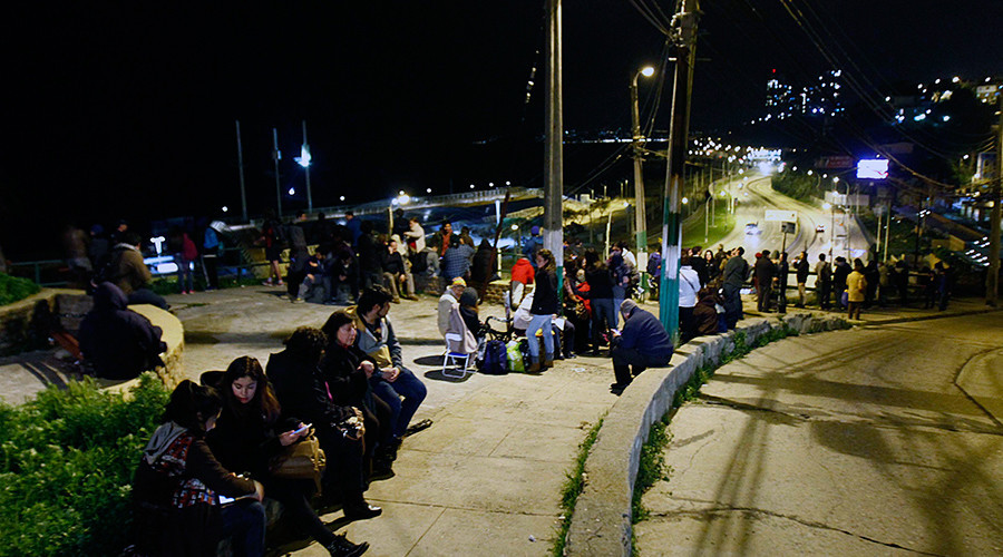 Người dân tìm những chỗ nào cao nhất có thể để tránh sóng thần. (Nguồn: AFP)