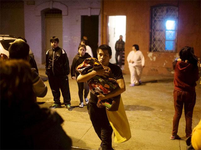 Một người đàn ông ôm con sơ tán. (Nguồn: AP)