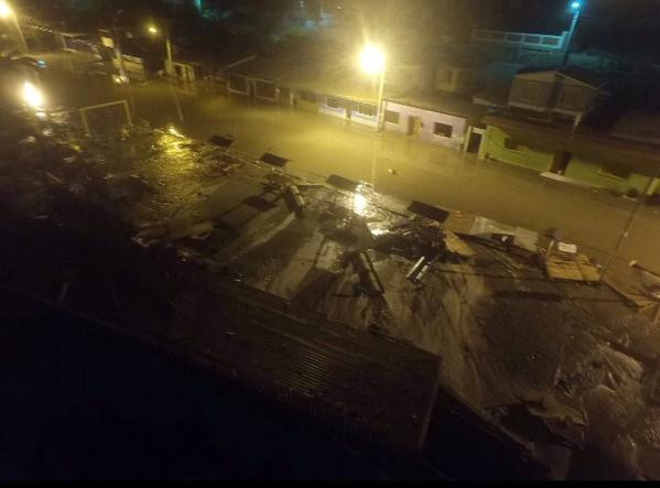 Sóng thần xuất hiện sau trận động đất. (Nguồn: twitter)