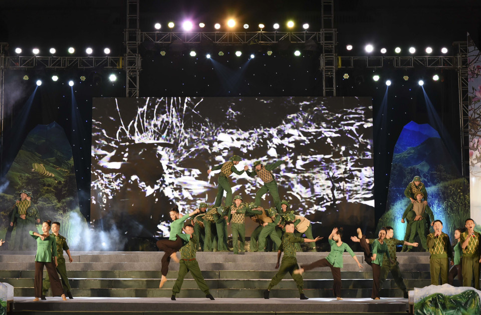 Chương trình nghệ thuật được dàn dựng công phu, ấn tượng với sự tham gia biểu diễn của gần 100 diễn viên, ca sỹ của tỉnh Điện Biên. (Ảnh: Xuân Tư/TTXVN)