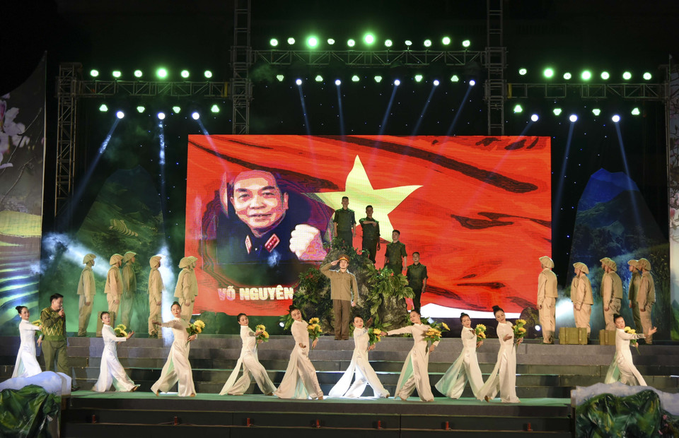 Chiến thắng Điện Biên Phủ "Lừng lẫy năm châu, chấn động địa cầu" gắn liền với vai trò, trí tuệ và bản lĩnh của Đại tướng Võ Nguyên Giáp, Tổng tư lệnh của chiến dịch. (Ảnh: Xuân Tư/TTXVN)