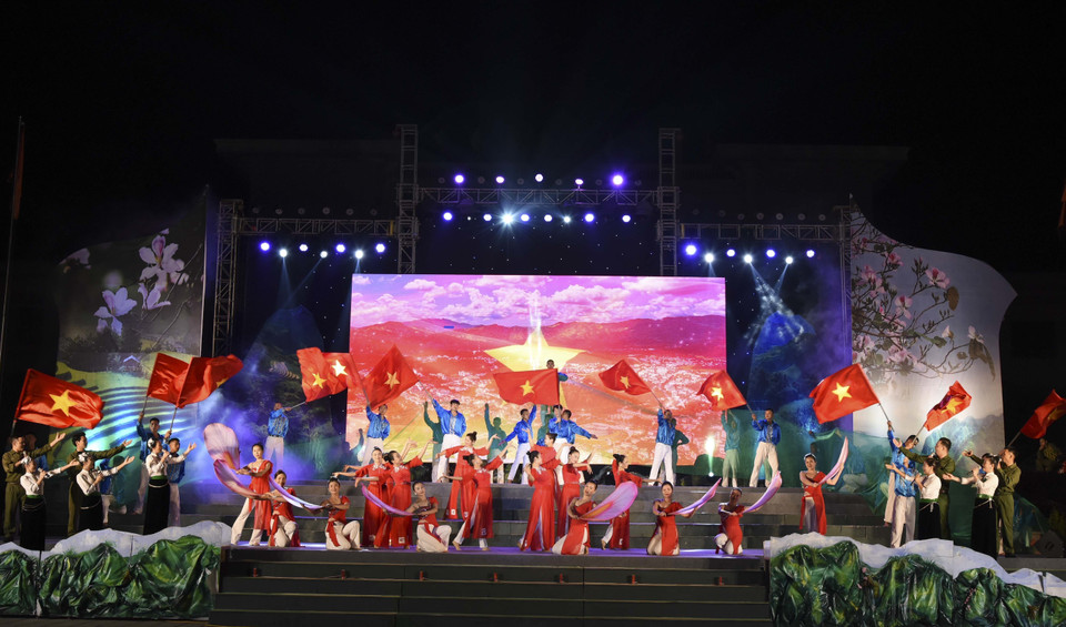 Chương trình gồm hai phần: Ký ức hào hùng và Điện Biên ngày mới. (Ảnh: Xuân Tư/TTXVN)