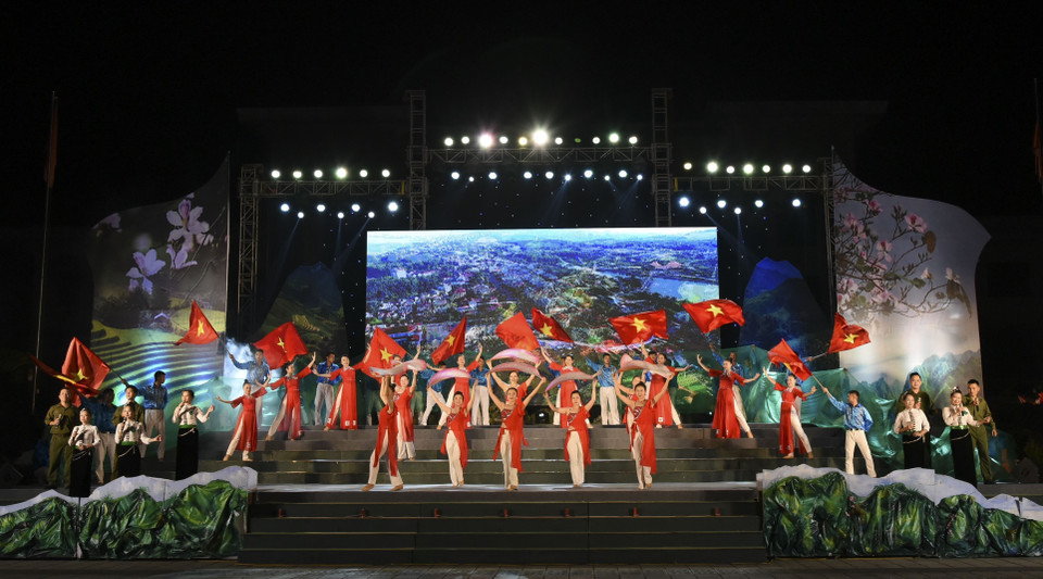 Với ý nghĩa “Điện Biên ngày mới”, nội dung các tác phẩm với ý nghĩa Điện Biên trong thời kỳ hội nhập và phát triển. (Ảnh: Xuân Tư/TTXVN)