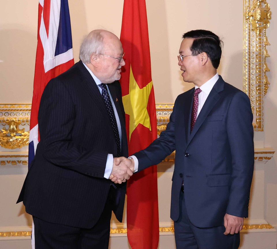 Chủ tịch nước Võ Văn Thưởng với Phái viên của Thủ tướng Anh về hợp tác giáo dục đại học quốc tế Sir Steve Smith. (Ảnh: Thống Nhất/TTXVN)