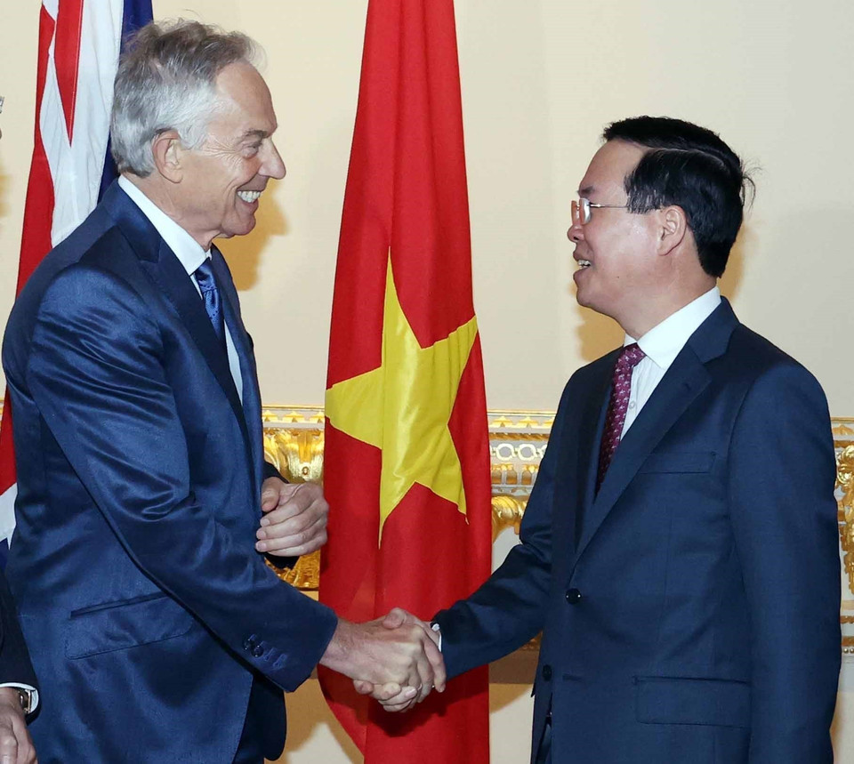Chủ tịch nước Võ Văn Thưởng gặp cựu Thủ tướng Anh Tony Blair. (Ảnh: Thống Nhất/TTXVN)