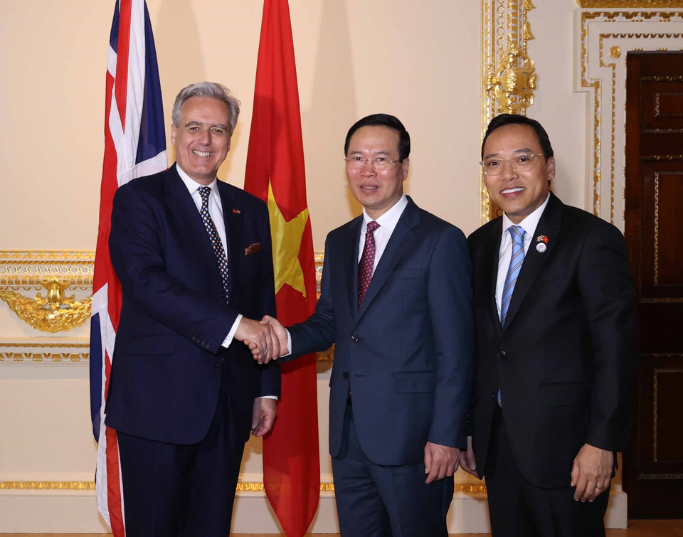 Chủ tịch nước Võ Văn Thưởng với Đặc phái viên về Thương mại với Việt Nam, Nghị sỹ Mark Garnier. (Ảnh: Thống Nhất/TTXVN)