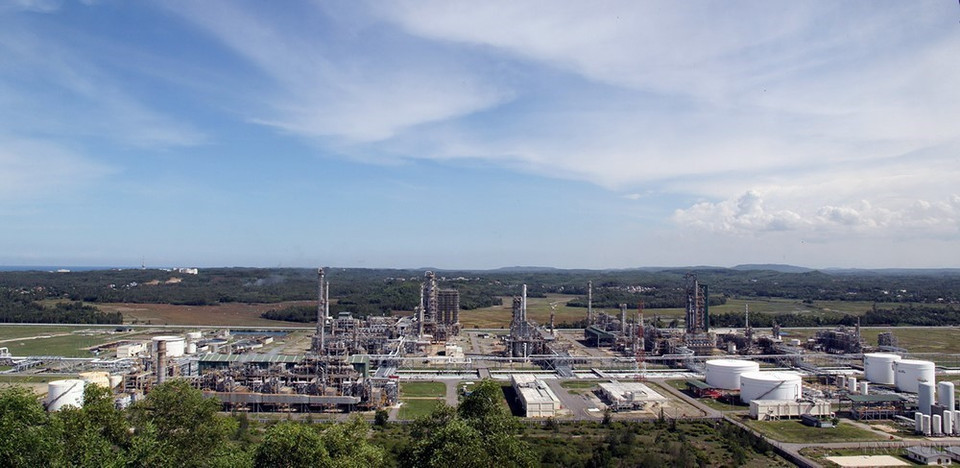 Ngày 22/2/2009, Nhà máy lọc dầu Dung Quất (Quảng Ngãi) đón mừng dòng sản phẩm thương mại đầu tiên, đánh dấu bước khởi đầu ngành công nghiệp lọc- hóa dầu của đất nước. (Ảnh: Huy Hùng/TTXVN)