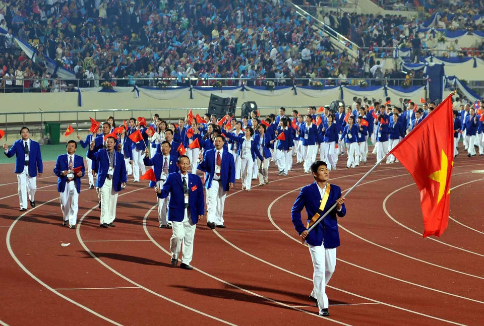 Đoàn thể thao Việt Nam diễu hành tại Lễ khai mạc SEA Games 25- 2009 ở Vientiane (Lào). (Ảnh: Quốc Khánh/TTXVN)