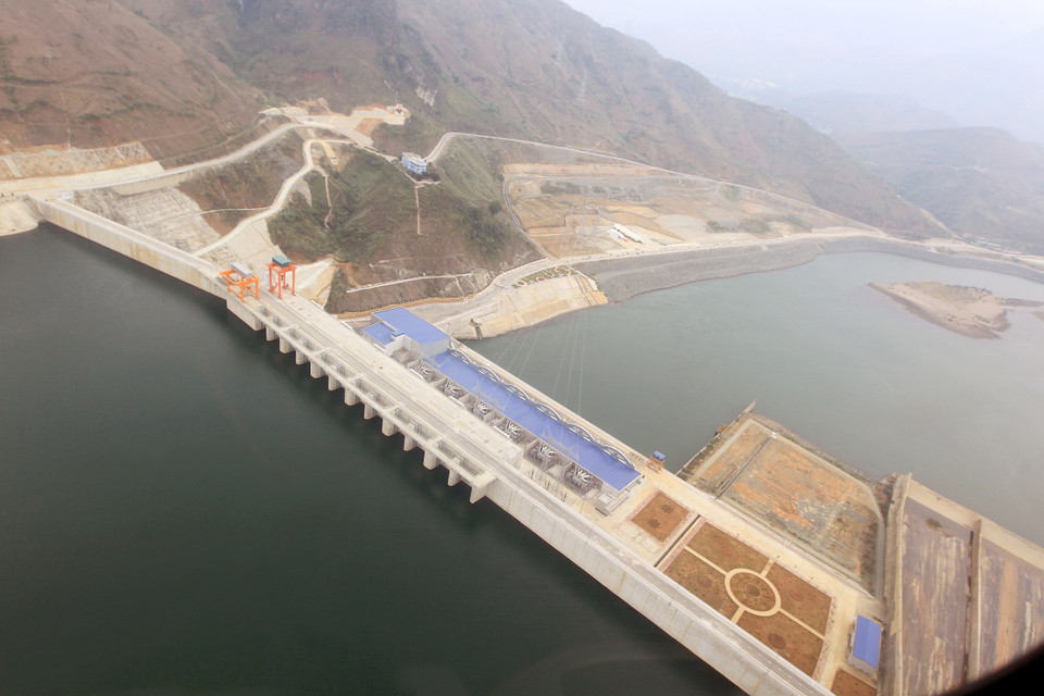 Nhà máy thủy điện Sơn La gồm 6 tổ máy, tổng công suất 2.400 MW, khởi công xây dựng tháng 12/2005, khánh thành cuối tháng 12/2012, là công trình thủy điện lớn nhất Đông Nam Á do Việt Nam tự thiết kế, thi công. (Ảnh: Đức Tám/TTXVN)