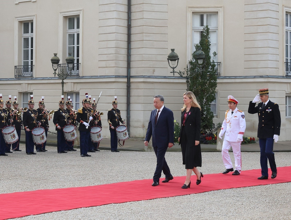 Chủ tịch Quốc hội Pháp Yaël Braun-Pivet đón Tổng Bí thư, Chủ tịch nước Tô Lâm. (Ảnh: Trí Dũng/TTXVN)