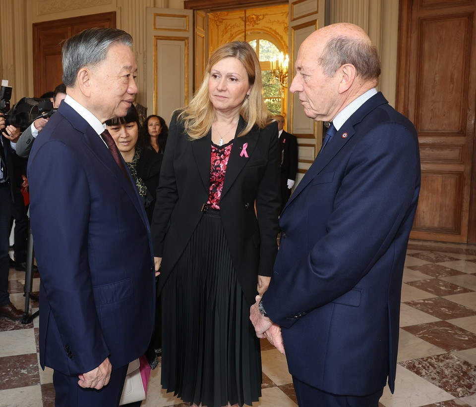 Chủ tịch Quốc hội Pháp Yaël Braun-Pivet giới thiệu với Tổng Bí thư, Chủ tịch nước Tô Lâm các đại biểu phía Pháp. (Ảnh: Trí Dũng/TTXVN) Chủ tịch Quốc hội Pháp Yaël Braun-Pivet đón Tổng Bí thư, Chủ tịch nước Tô Lâm tại Trụ sở Quốc hội Pháp. (Ảnh: Trí Dũng/TTXVN)