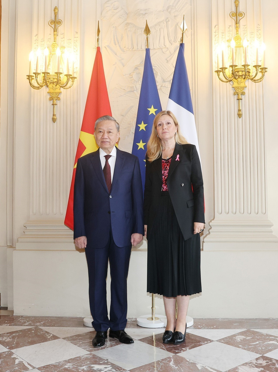 Tổng Bí thư, Chủ tịch nước Tô Lâm và Chủ tịch Quốc hội Pháp Yaël Braun-Pivet chụp ảnh chung. (Ảnh: Trí Dũng/ TTXVN)