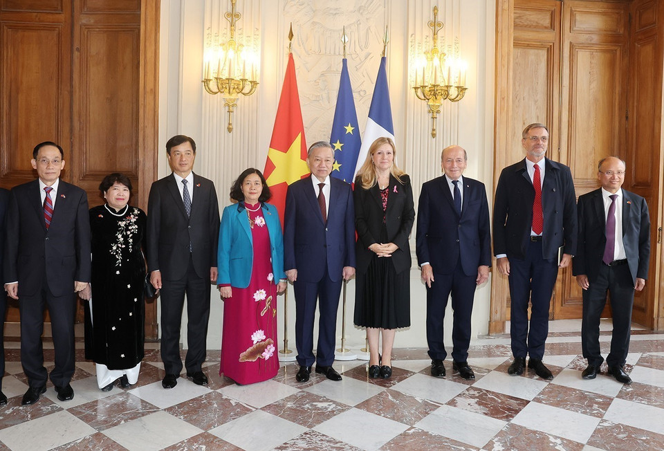 Tổng Bí thư, Chủ tịch nước Tô Lâm và Chủ tịch Quốc hội Pháp Yaël Braun-Pivet cùng các đại biểu chụp ảnh chung. (Ảnh: Trí Dũng/TTXVN)